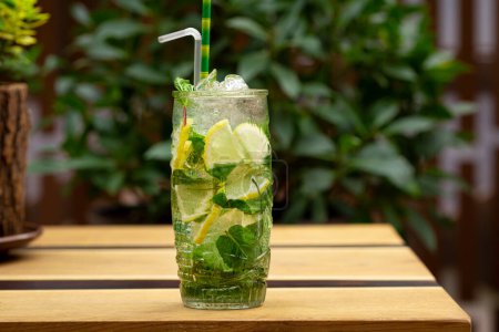 Téléchargez les photos : Été cocktail mojito rafraîchissant au citron vert et menthe - en image libre de droit