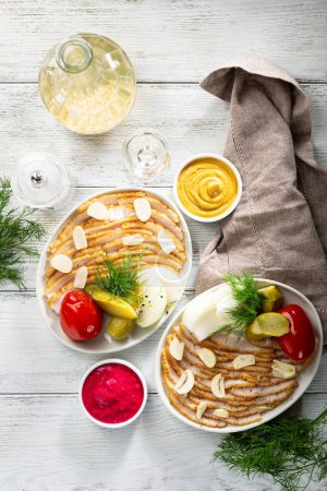 Téléchargez les photos : Vue de dessus deux assiettes avec saindoux et moutarde - en image libre de droit