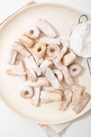 Foto de Vista superior de galletas de pan corto en polvo de azúcar en plato blanco - Imagen libre de derechos