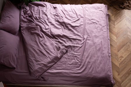 Foto de Desorden matutino en una cama de seda - Imagen libre de derechos