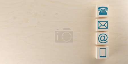 Foto de Pila de bloques de madera con el teléfono, la letra, el correo electrónico y los iconos de símbolo de dispositivo inteligente de pie en la mesa de madera, concepto de comunicación o póngase en contacto con nosotros banner, plano laico vista superior desde arriba, ilustración 3D - Imagen libre de derechos