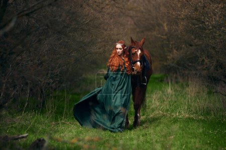 Téléchargez les photos : Cosplay fille elfe dans la forêt - en image libre de droit