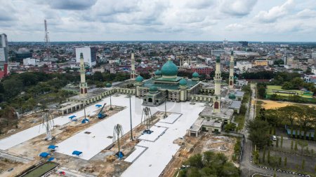 Photo for Aerial view of Raya Annur Mosque Largest Masjid in Pekanbaru, Ramadan Eid Concept background, Beautiful Landscape mosque, Islamic background Mosque, Pekanbaru, Indonesia, January 27, 2023 - Royalty Free Image