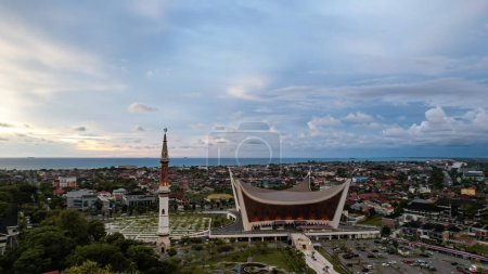 Foto de Aerial view of The Great Mosque of West Sumatera, the biggest mosque in West Sumatera. with a unique design that inspired by traditional house of West Sumateran people. Padang, Indonesia, 27/11/2023 - Imagen libre de derechos