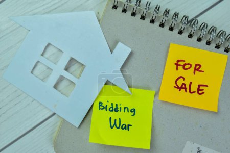 Téléchargez les photos : Concept de vente et d'enchère guerre écrire sur des notes collantes isolées sur la table en bois. - en image libre de droit