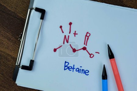 Foto de Concepto de Betaine Molecule escribe sobre papeleo, fórmula química estructural aislada en tabla de madera. - Imagen libre de derechos
