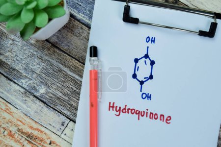 Foto de Concepto de hidroquinona escribir en el papeleo, fórmula química estructural aislado en la tabla de madera. - Imagen libre de derechos