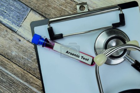 Téléchargez les photos : Concept d'arsenic - Test avec échantillon de sang. Soins de santé ou concept médical - en image libre de droit