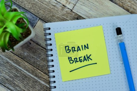 Konzept der Brain Break schreiben auf klebrigen Zetteln isoliert auf Holztisch.