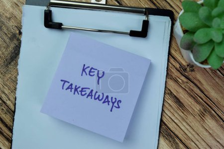 Concepto de Key Takeaways escribir en notas adhesivas aisladas en la mesa de madera.