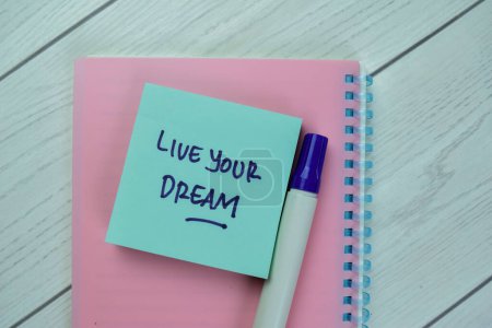 Téléchargez les photos : Concept de Live Your Dream écrire sur des notes collantes isolées sur une table en bois. - en image libre de droit