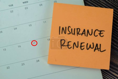Konzept der Versicherungserneuerung schreiben auf klebrige Notizen mit Kalender isoliert auf Holztisch.