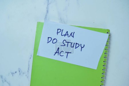 Téléchargez les photos : Concept de plan Do Study Act écrire sur des notes collantes isolées sur une table en bois. - en image libre de droit