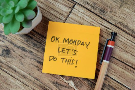 Foto de Concepto de OK Monday Let 's Do This! escribir en notas adhesivas aisladas en la tabla de madera. - Imagen libre de derechos