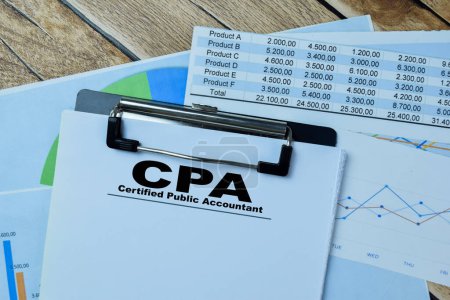 Téléchargez les photos : Concept de CPA - Comptable public certifié écrit sur la paperasserie isolée sur la table en bois. - en image libre de droit