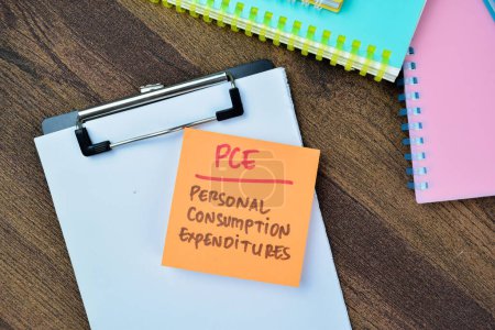 Konzept der PCE - Ausgaben für den persönlichen Verbrauch auf klebrigen Zetteln isoliert auf dem Holztisch.