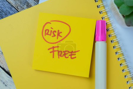 Téléchargez les photos : Notion de risque Écrire gratuitement sur des notes collantes isolées sur une table en bois. - en image libre de droit