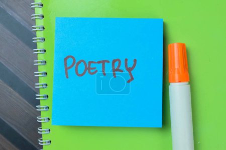Konzept der Poesie schreiben auf klebrigen Zetteln isoliert auf Holztisch.