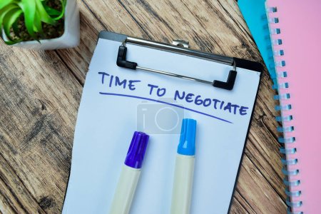 Konzept der Verhandlungszeit Schreiben auf Papier isoliert auf Holztisch.