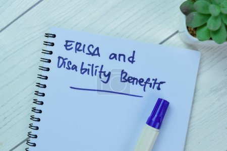 Konzept von ERISA und Behinderungsleistungen schreiben auf Buch isoliert auf Holztisch.