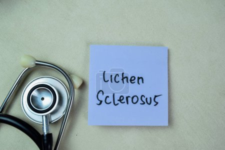 Téléchargez les photos : Concept de Lichen Sclerosus écrire sur des notes collantes avec stéthoscope isolé sur Table en bois. - en image libre de droit