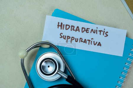 Konzept der Hidradenitis Suppurativa schreiben auf klebrige Notizen mit Stethoskop isoliert auf Holztisch.