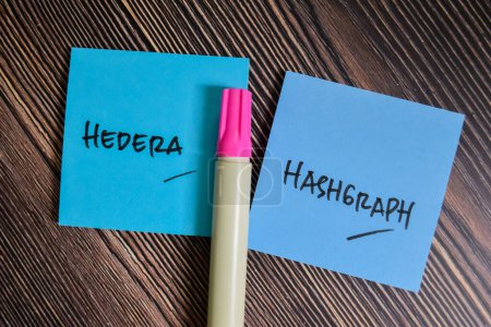 Foto de Concepto de Hedera Hashgraph escribir en notas adhesivas aisladas en la tabla de madera. - Imagen libre de derechos