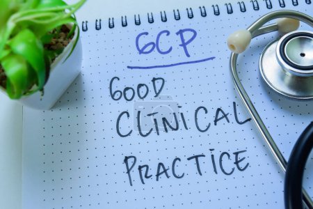 Téléchargez les photos : Concept de GCP - Bonnes pratiques cliniques écrire sur un livre avec stéthoscope isolé sur fond blanc. - en image libre de droit