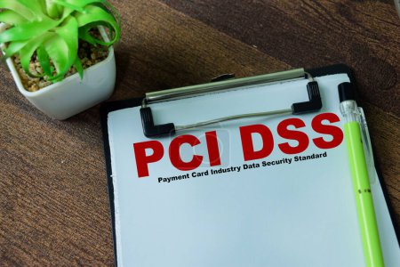 Foto de Concepto de PCI DSS - Estándar de seguridad de datos de la industria de tarjetas de pago escribir sobre papeleo aislado sobre fondo blanco. - Imagen libre de derechos