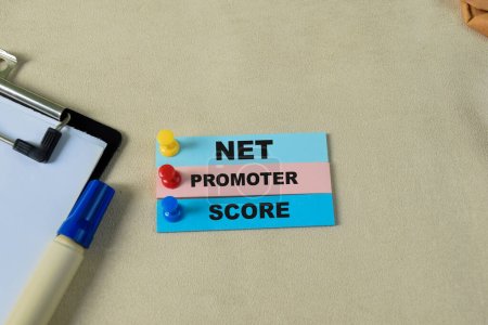 Téléchargez les photos : Concept de Net Promoter Score écrire sur des notes collantes isolées sur une table en bois. - en image libre de droit