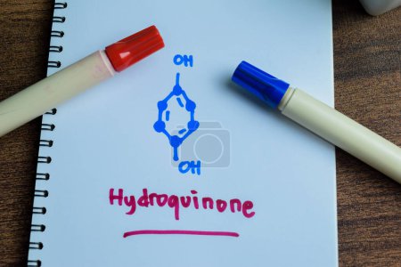 Foto de Concepto de molécula de hidroquinona escribir en el libro aislado en la mesa de madera. Fórmula química estructural - Imagen libre de derechos