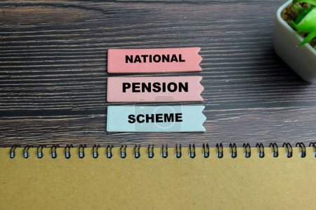 Téléchargez les photos : Concept de régime national de pension écrire sur des notes collantes isolées sur la table en bois. - en image libre de droit