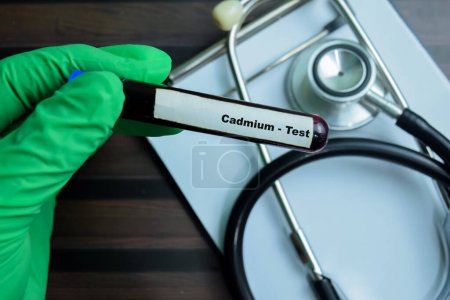 Téléchargez les photos : Cadmium - Test avec échantillon de sang sur fond en bois. Soins de santé ou concept médical - en image libre de droit