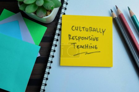 Konzept des Kulturreaktionsunterrichts schreiben auf klebrige Zettel isoliert auf Holztisch.
