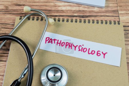 Konzept der Pathophysiologie schreiben auf klebrige Notizen mit Stethoskop isoliert auf Holztisch.