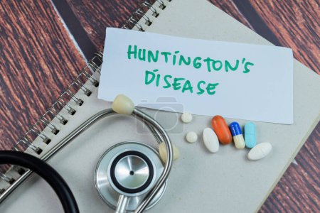 Konzept der Huntington-Krankheit schreiben auf klebrigen Zetteln mit Stethoskop isoliert auf Holztisch.