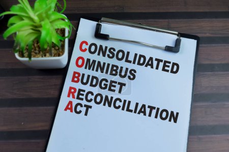 Téléchargez les photos : Concept de COBRA - Consolidated Omnibus Budget Reconciliation Act écrire sur la paperasserie isolée sur fond de bois. - en image libre de droit