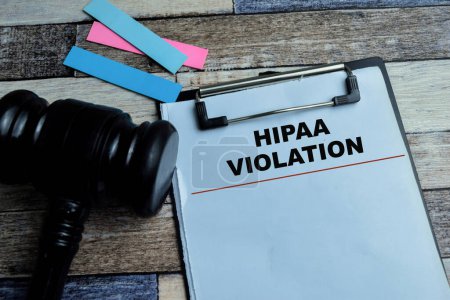 Konzept der HIPAA-Verletzung schreiben auf Papier isoliert auf hölzernem Hintergrund.