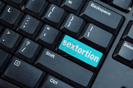 Foto de Sextorsión escribir en la palabra clave aislado fondo portátil - Imagen libre de derechos