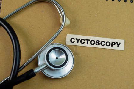 Konzept der Cyktoskopie schreiben auf klebrige Notizen mit Stethoskop isoliert auf Holztisch.