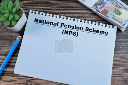 Konzept der NPS - Nationale Rentenversicherung auf Buch isoliert auf Holztisch schreiben.