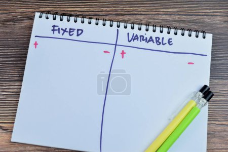 Téléchargez les photos : Concept d'écriture fixe et variable sur un livre isolé sur une table en bois. - en image libre de droit