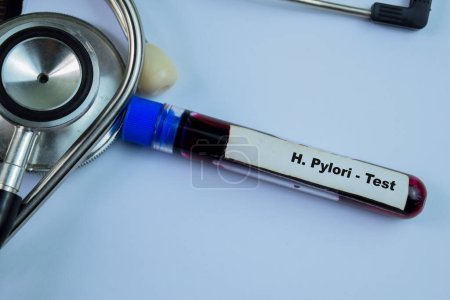 Téléchargez les photos : H. Pylori - Test avec échantillon de sang sur fond en bois. Soins de santé ou concept médical - en image libre de droit