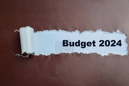 Concepto de Presupuesto 2024 Texto escrito en papel roto.