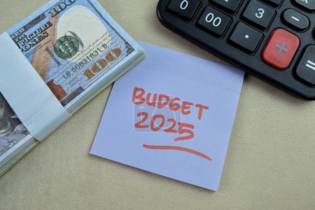 Concepto de Presupuesto 2025 escribir en notas adhesivas aisladas en la mesa de madera.