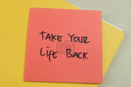 Konzept von Take Your Life Back schreiben auf klebrige Zettel isoliert auf Holztisch.