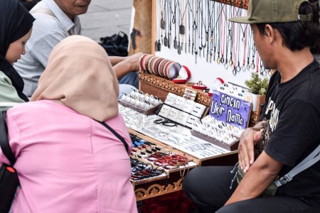 Téléchargez les photos : Bijoux de bague antique et bibelots anciens à vendre au marché aux puces de la vieille ville, Jakarta du Nord. Jakarta, Indonésie, 1 mai 2024 - en image libre de droit