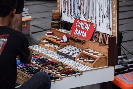 Téléchargez les photos : Bijoux de bague antique et bibelots anciens à vendre au marché aux puces de la vieille ville, Jakarta du Nord. Jakarta, Indonésie, 1 mai 2024 - en image libre de droit