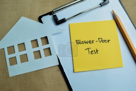 Konzept der Blower Door Test schreiben auf klebrigen Zetteln isoliert auf Holztisch.