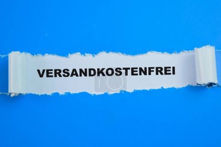 Foto de Concepto de Versandkostenfrei en Idioma Alemania Texto escrito en papel roto. - Imagen libre de derechos